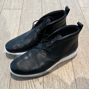 COLE HAAN BLACK LEATHER CHUKKA BOOTS [10.5]